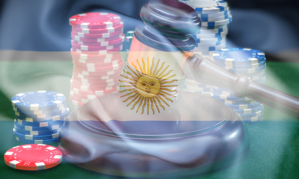 Bandera argentina sobre el trasfondo de fichas de ruleta.