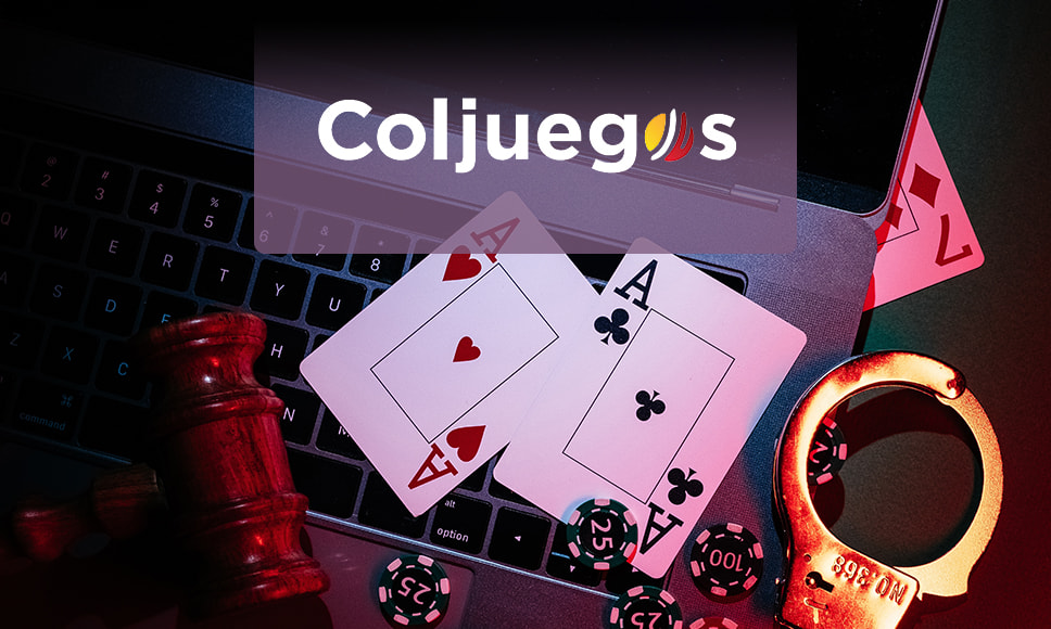 Logo de Coljuegos con cartas de póquer, fichas y unas esposas sobre el teclado de un ordenador portátil.