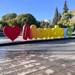 Letras representando Mendoza en una plaza.