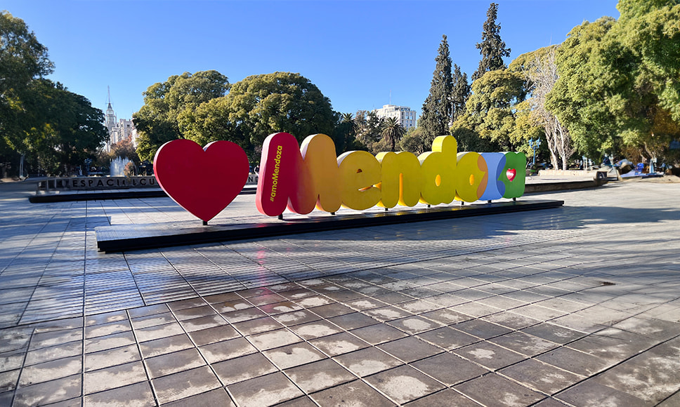 Letras representando Mendoza en una plaza.