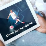 Tablet con la imagen de Neymar y juego crash.