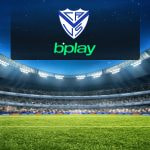 Logo de bplay en un estadio de fútbol con el escudo del Vélez Sarsfield.