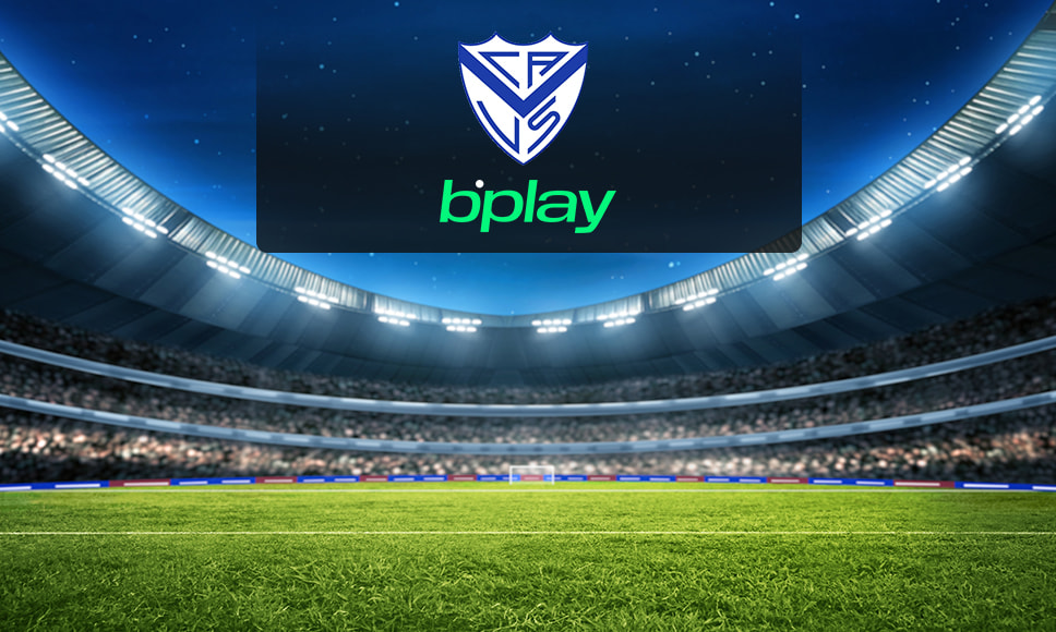 Logo de bplay en un estadio de fútbol con el escudo del Vélez Sarsfield.