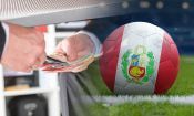 Balón de fútbol con la bandera del Perú y dos manos intercambiando dinero.