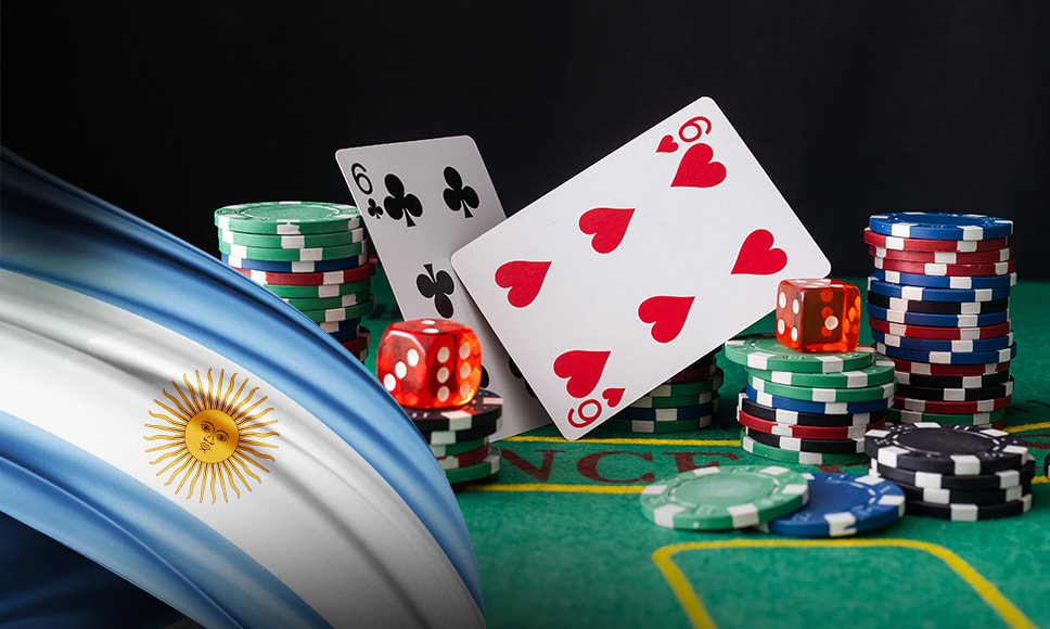 Cartas y fichas de casino con bandera argentina.