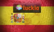 Logo de la casa de apuestas Luckia y bandera de España.