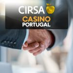 Apretón de manos con los logos de Cirsa y CasinoPortugal.