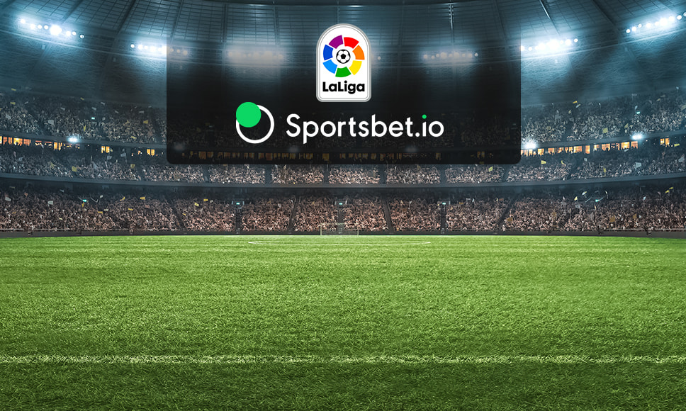 Estadio de fútbol con los logos de LaLiga y el operador Sportsbet.io.