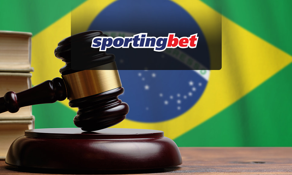 Logo de Sportingbet, mesa con un mazo de juez y la bandera de Brasil de fondo.