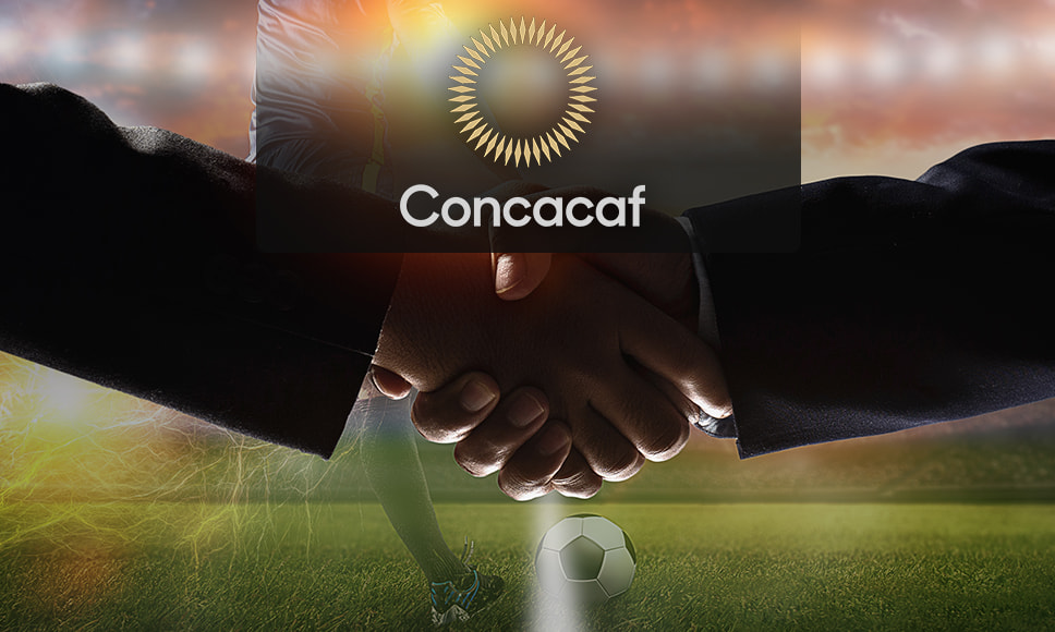 Logo de la Concacaf en un césped de fútbol.